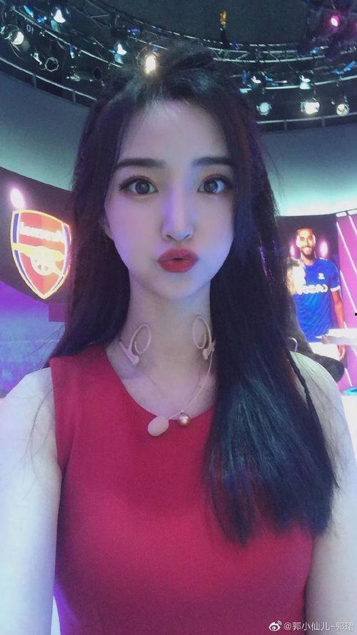 爆料美女主播露胸视频,直播意外！美女主播露胸视频引发热议