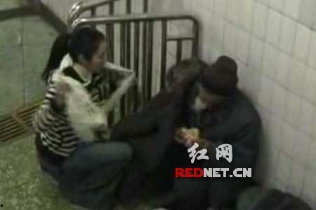 爆料流浪女衣服视频大全,衣物背后的感人故事